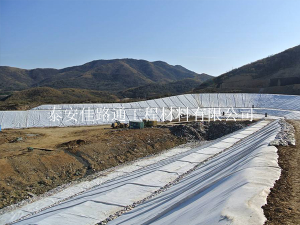 礦山施工是如何選擇鋪設(shè)防滲復(fù)合土工膜的？