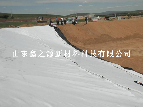 白色長絲土工布施工固定方式方法：規(guī)范固定筑牢工程防護(hù)根基